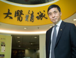 Professor Lyu Aiping receives national award for contribution to standardising Chinese medicine 