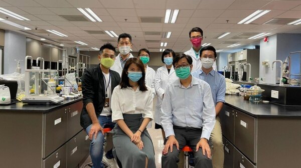 (前排左起) 助理教授文偉倫博士、許鳳環博士、副教授李志成博士、講師何觀陞博士和其他負責仿製氣味的化學系研究團隊成員。