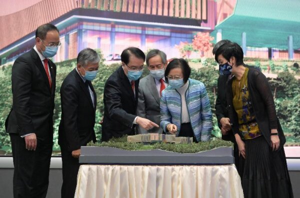 The Secretary for Food and Health, Professor Sophia Chan (third right), was briefed by the Project Director of the CMH Project Office, Dr Cheung Wai-lun (third left), on the future planning of the CMH after the CMH Commissioning Launch Ceremony.