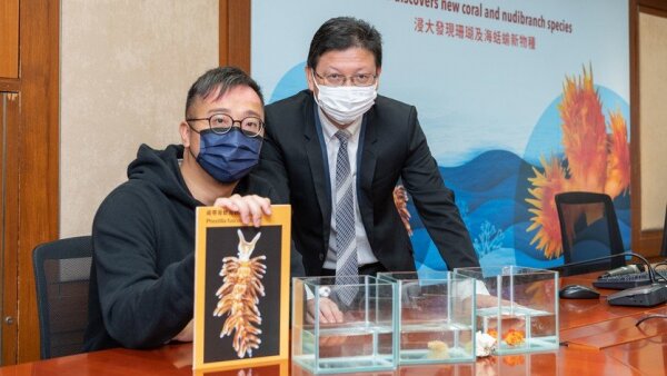 邱建文教授（右）與研究團隊成員、碩士研究生姚景峰（左），介紹珊瑚和海蛞蝓新物種。
