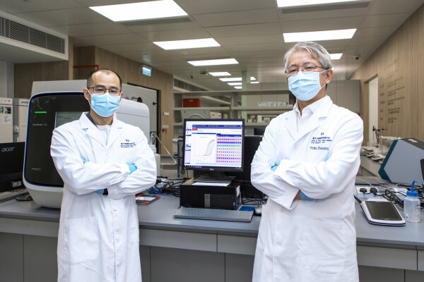 Professor Bian Zhaoxiang, Director (right), and Dr Lin Chengyuan, Senior Scientific Officer of the CDD (left), said the Centre can handle the entire research and development process for Chinese medicine drugs in a one-stop manner.