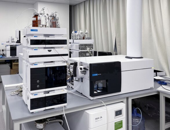 「超高效液相色譜儀附四級杆—飛行時間儀」可用於識別中藥成分和代謝組學分析。
