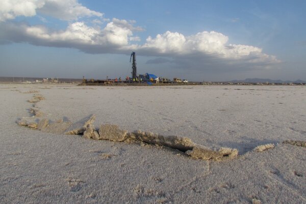 A drilling rig on Lake Magadi, the southernmost lake in the Kenyan Rift Valley, during the dry season. Credit: Andrew Cohen/University of Arizona