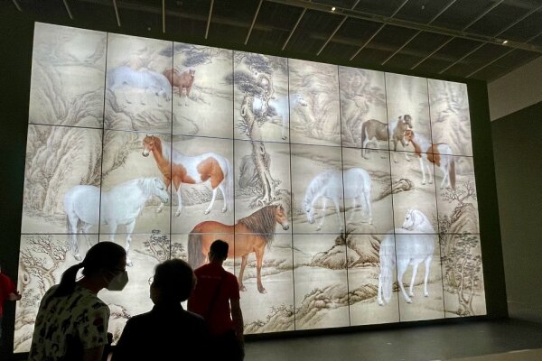 24幅光栅印圖裝裱在十米闊、六米高的巨型燈箱內，組成《群馬逸趣圖》裝置。（圖片鳴謝：邵志飛教授／香港故宮文化博物館）