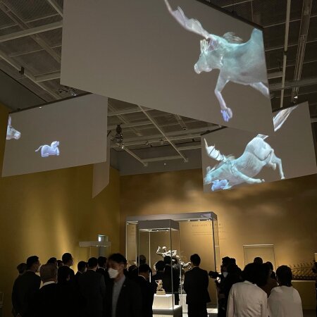 在《天馬行空》裝置中，三匹來自中國、伊朗和希臘的神獸飛馬在展廳內「飛行」。（圖片鳴謝：邵志飛教授／香港故宮文化博物館）