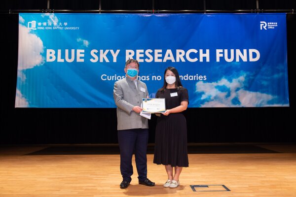 Prof Guo presented the Best Poster Award to the First Runner Up - Dr Yu Yuanyuan.