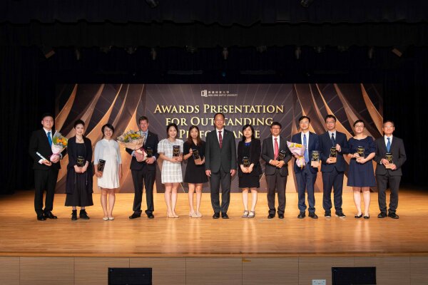 校长衞炳江教授（中）祝贺各「教学人员杰出表现奖」得奖者。