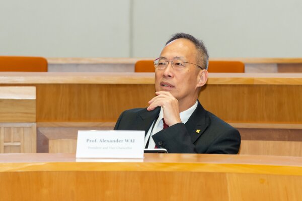Professor Wai provides in-depth answers to the participants’ questions.