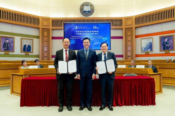 Professor Alexander Wai, President and Vice-Chancellor of HKBU (left), and Dr Sun Yiu Kwong, Chairman of UMP Healthcare Group (right) sign the MOU, with Professor Sun Dong, Secretary for Innovation, Technology and Industry of the HKSAR Government (middle) as witness.