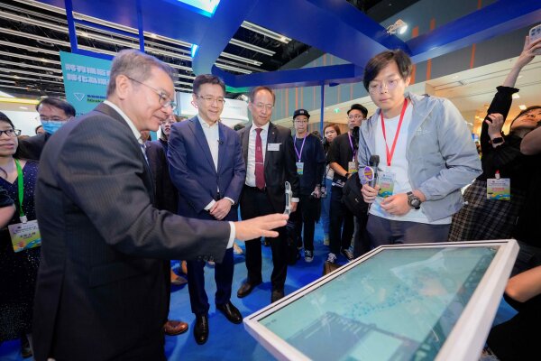 Professor Alexander Wai, President and Vice-Chancellor (3rd left) and HKBU representatives introduce the “The Battle of Hong Kong 1941” electronic interactive historical map to Professor Sun Dong, Secretary for Innovation, Technology and Industry (2nd left).