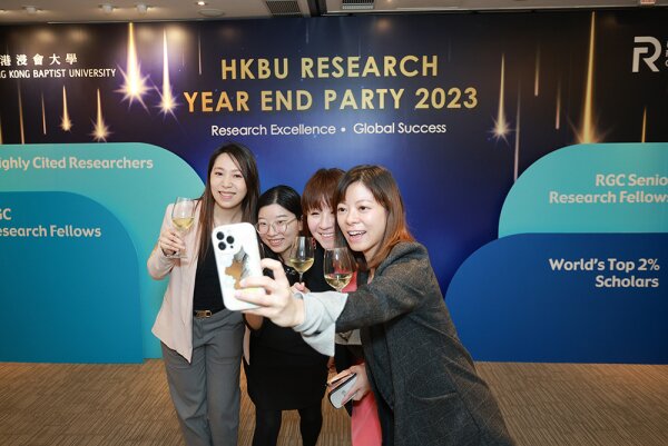 Clarivate representatives having a good time with the participating HKBU researchers.