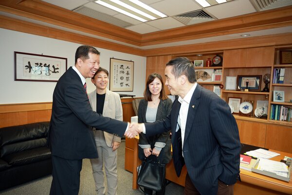 Mr Zhang congratulates Professor Lyu on his remarkable research achievements.