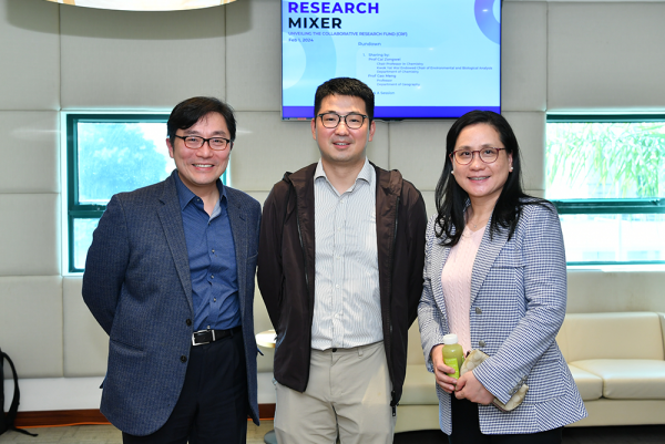 The participating researchers are pleased to meet one of the speakers (middle) Professor Gao Meng.