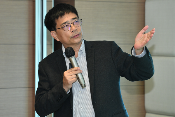 Professor Cai Zongwei expresses the importance of strong connections and collaborations.