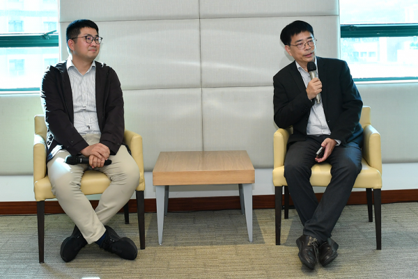 Professor Gao and Professor Cai have inspiring discussions with the audience.