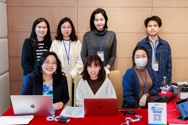 The MC (top row, second from right), Miss Zhu Linqing, (bottom row, first from left) Dr Janice Pan and the representatives from Enter-Link. 