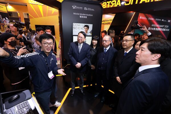 香港特別行政區政府政務司司長陳國基先生等嘉賓到訪浸大展台，了解大學的藝術科技研究項目和初創企業。