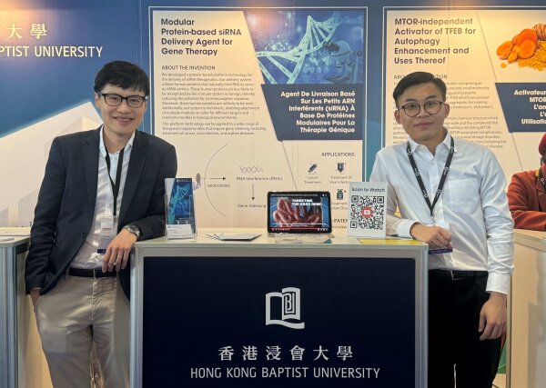 The research “Modular protein-based siRNA delivery agent for gene therapy” led by Dr Aik Weishen (left), Assistant Professor of the Department of Chemistry at HKBU, has been awarded the Gold Medal with Congratulations of the Jury.