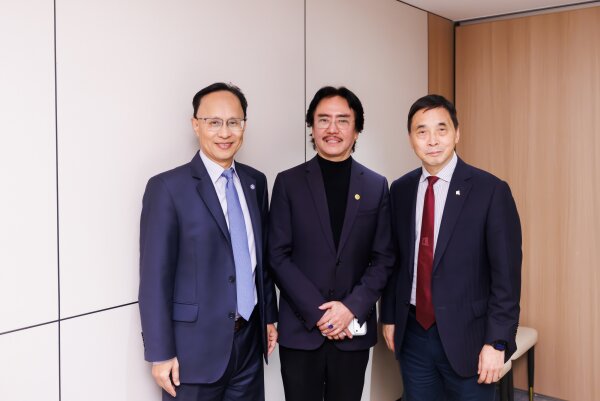 李教授、呂教授與傳理學院院長兼新成立的浸會大學人工智能媒體研究中心總監鍾布教授（左）合影。該中心是香港首個致力從社會科學角度推動人工智慧與人文融合的研究機構。