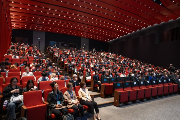 Audience gain insights into the many ways digital technology affects society.