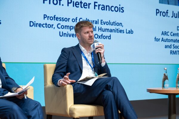 Professor Pieter Francois, Professor of Cultural Evolution and Director of the Computational Humanities Lab, University of Oxford.