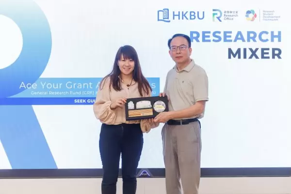 On behalf of the Research Office, Professor Christy Cheung presents a souvenir to Professor Xia Yiji as a token of appreciation for his sharing