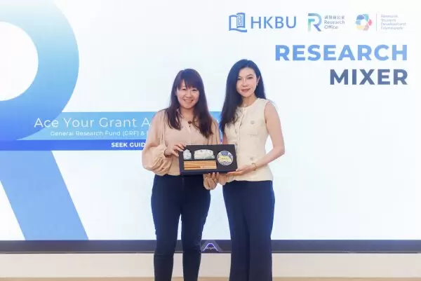 On behalf of the Research Office, Professor Christy Cheung presents a souvenir to Professor Guo Meiyu as a token of appreciation for her sharing