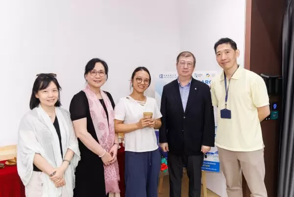 Professor Gilbert Lam, Associate Professor of the Faculty of Arts and Social Sciences (1st right); Professor Daniel Lai, Dean and Chair Professor of the Faculty of Arts and Social Sciences (2nd right); and Professor Yang (4th right) mingle with attendees to share their experiences