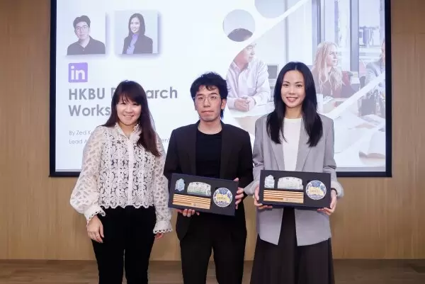 Professor Christy Cheung, Director of the Research Office and Chair Professor in Information Systems and Digital Innovation Management, School of Business presents souvenirs to the speakers from the LinkedIn office