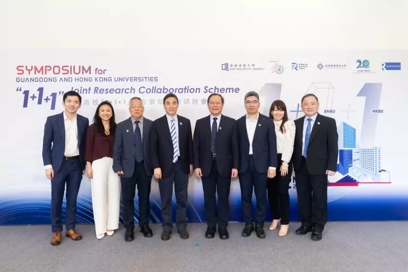 研讨会得社会各界支持，包括 （左起）：北师港浸大研究拓展及知识转移处处长吴奖伦教授、浸大协理副校长（跨学科研究）潘明伦教授、特首政策组研究主任田诗蓓博士、浸大副校长（研究及拓展）兼研究院院长吕爱平教授、北师港浸大副校长（研究和拓展）潘建新教授、京港学术交流中心董事及总裁徐海山先生、浸大研发办公室总监张美君教授与团结香港基金副研究总监郭凯杰先生