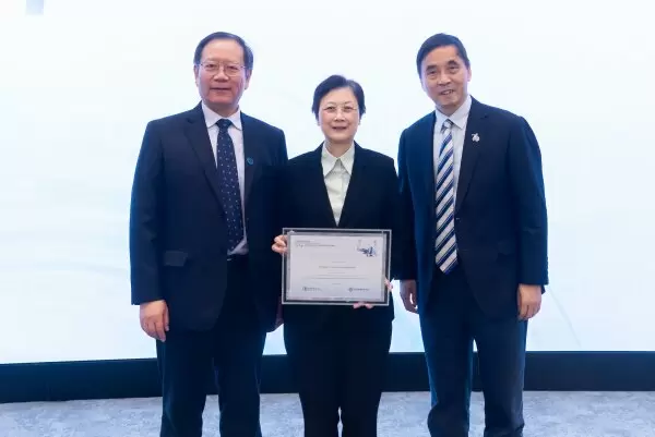 As an appreciation for her sharing, Professor Vivian Yam Wing-wah (centre), Member of the 14th National Committee of the CPPCC,  Academician of the Chinese Academy of Sciences, Vice-President and Pro-Vice-Chancellor (Global Innovation Centre), Philip Wong Wilson Wong Professor in Chemistry and Energy and Chair Professor in the Department of Chemistry of HKU, receives a certificate from Professor Lyu Aiping (right), Vice-President (Research and Development) and Dean of the Graduate School of HKBU and Professor Pan Jianxin (left), Vice President (Research and Development) of BNBU and Director of the Guangdong Provincial Key Laboratory of Interdisciplinary Research and Application for Data Science. 