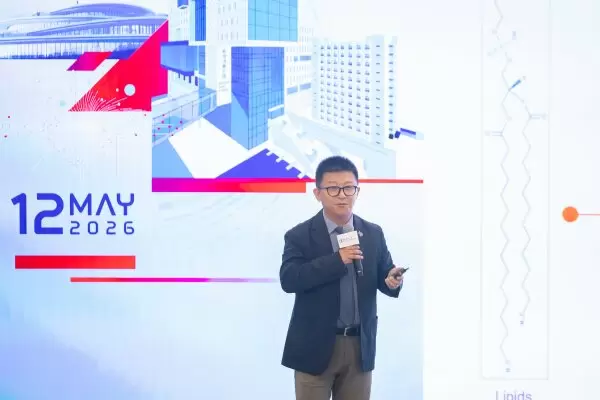 Professor Lyu Haitao, Associate Professor, School of Chinese Medicine at HKBU, presents on "Artificial Intelligence and Functional Metabolomics Combinational Strategy Facilitates the Construction of Molecular Profiles for Diagnosing Pathological Evolution of Liver Diseases"