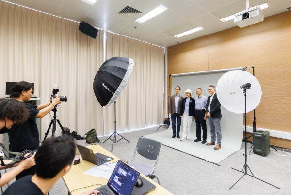 As a supplementary service for the new academic year, the event also offers complimentary portrait shooting for researchers and participants.