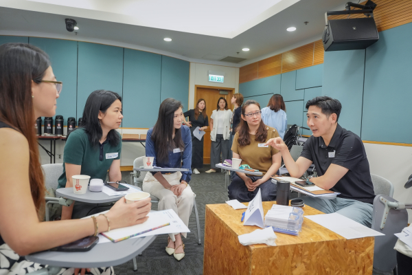 Participants share their experiences and ask questions during the discussion
