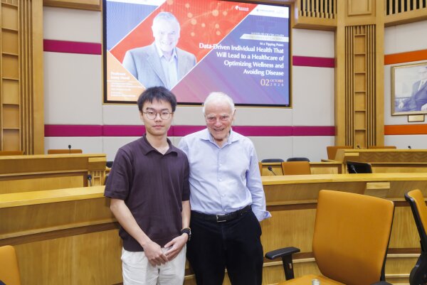 Young scholars seize the opportunity to seek insights from systems biology pioneer Professor Hood