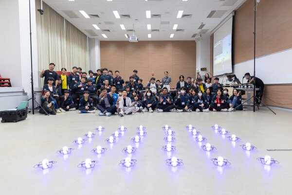 [Bootcamps] CLAP-TECH regularly organises various themed training camps for secondary students, covering topics such as programming, artificial intelligence, content creation, gamification design, design thinking, and drone performances, to develop diverse skills.